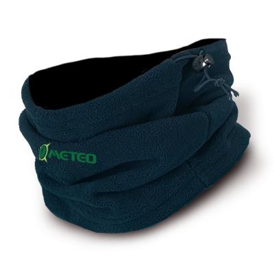 Bufanda tipo braga ajustable con forro polar elástico.