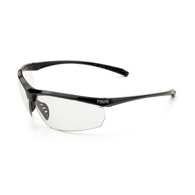 Gafa mod. "CARBON". Gafa de montura universal, ocular incoloro y patillas flexibles